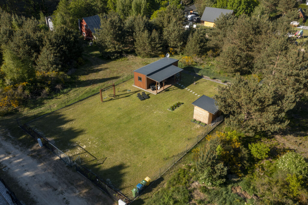 Zdjęcie Westfalowej Chatki i działki z drona.