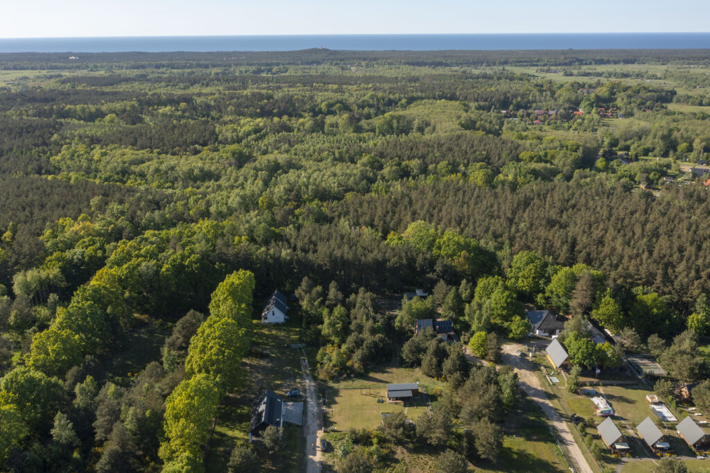Zdjęcie okolicy i morza w niedalekiej odległości.