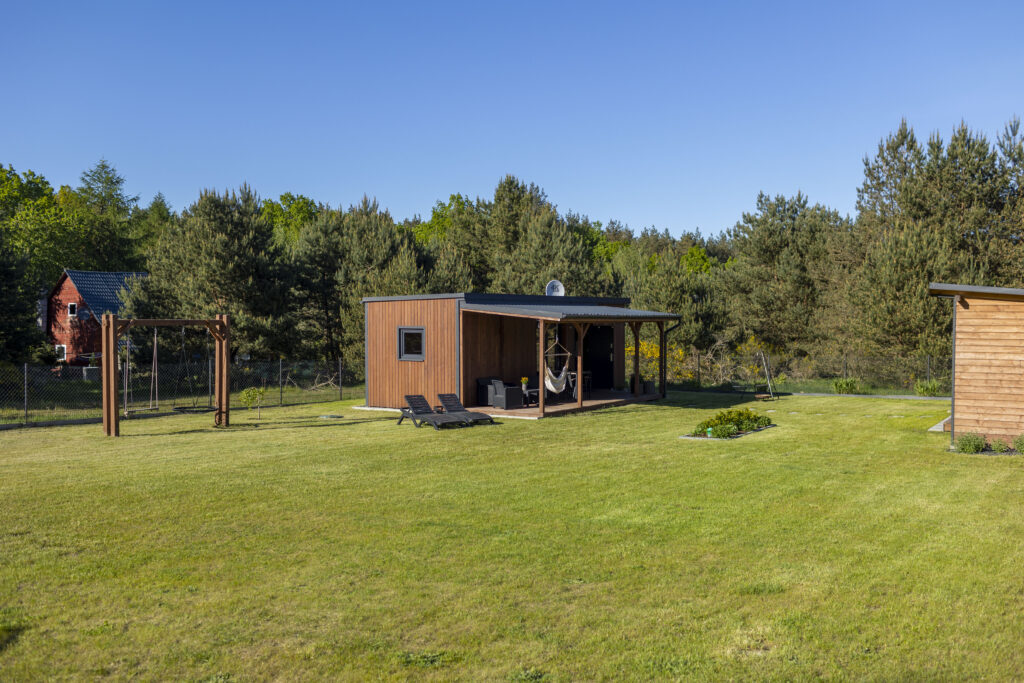 Westfalowa Chatka i widok na działkę.