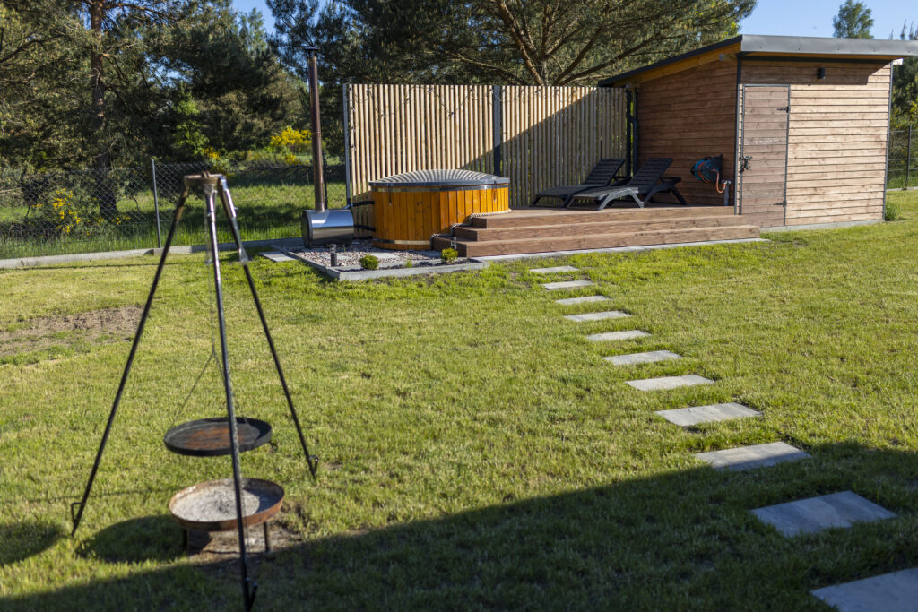 Zdjęcie grilla i jacuzzi w tle.