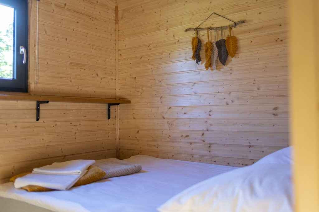 Sypialnia z podwójnym łóżkiem w Westfalowej Chatce